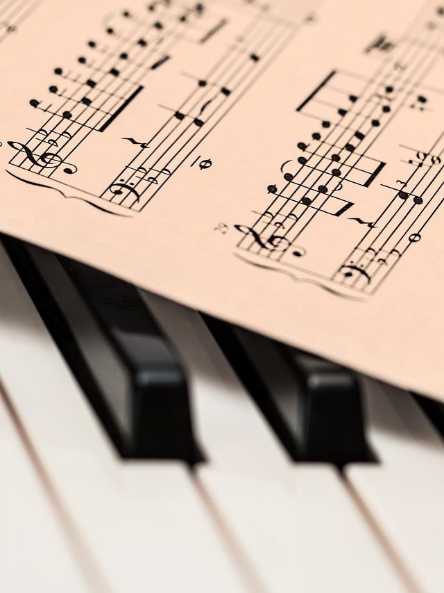 cropped-piano-sheet-music-music-1655558.jpg