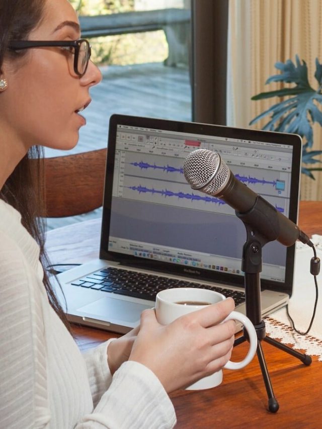 A woman talking into the Samson Q2U mic